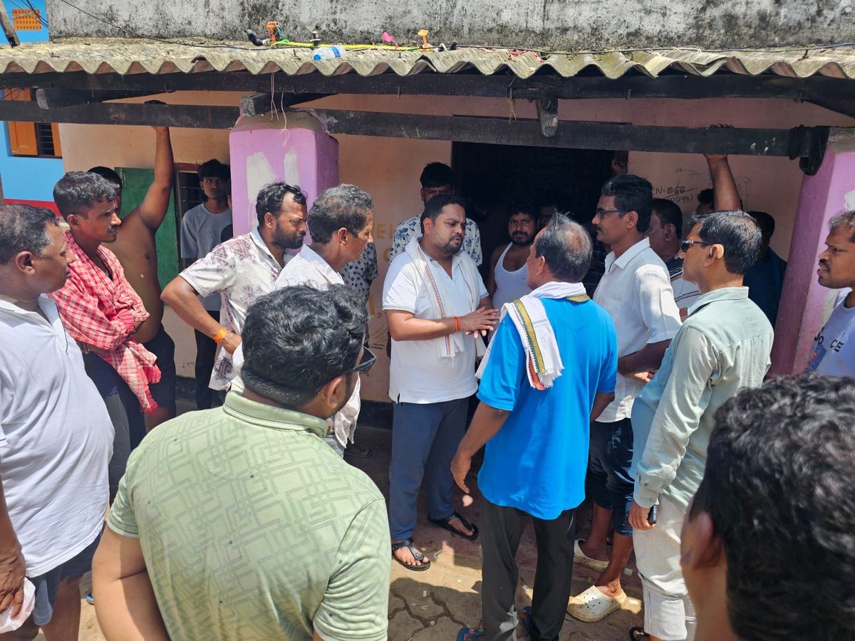 Anshumanbjd's tweet photo. Flood situation in pattamundai block .urgent materials required for their livehood.  Odisha Government  should stand with people in need of hour. 
@CMO_Odisha 
@sureshpujariofc 
@rdmodisha 
@Naveen_Odisha 
@kanak_news 
@kalingatv 
@NandighoshaTV 
@ANI https://t.co/rCVVB4EXnV