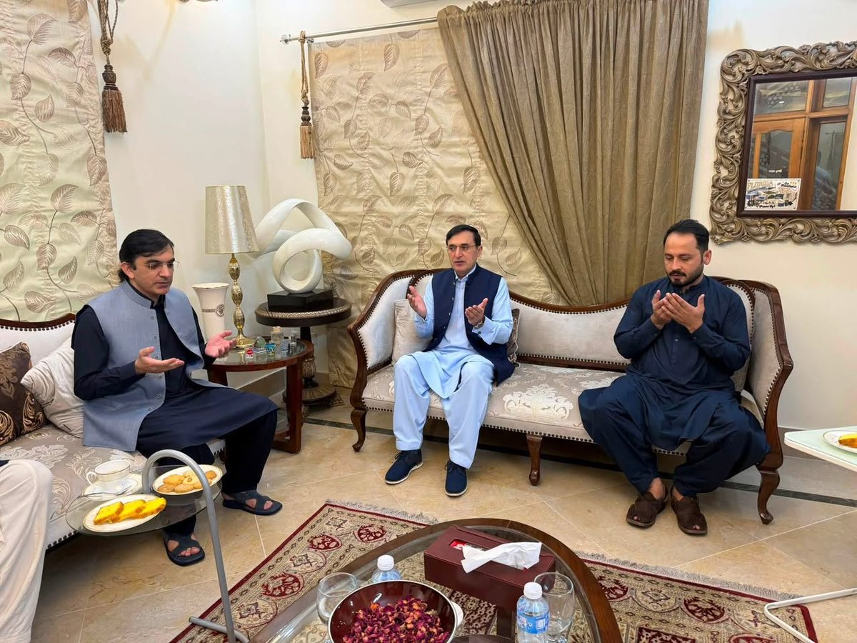 NDM_Official's tweet photo. اسلام آباد: نیشنل ڈیموکریٹک موومنٹ کے مرکزی صدر محسن داوڑ نے چیئرمین پی ٹی آئی بیرسٹر گوہر خان کی والدہ کی روح کے ایصالِ ثواب کے لیے فاتحہ خوانی کی اور انتقال پر گہرے دکھ اور افسوس کا اظہار کیا اور ان کے اہلِ خانہ سے دلی ہمدردی و تعزیت کا اظہار کیا۔
اس موقع پر این ڈی ایم اسلام آباد کے صدر منصور محسود بھی انکے ہمراہ موجود تھے۔
