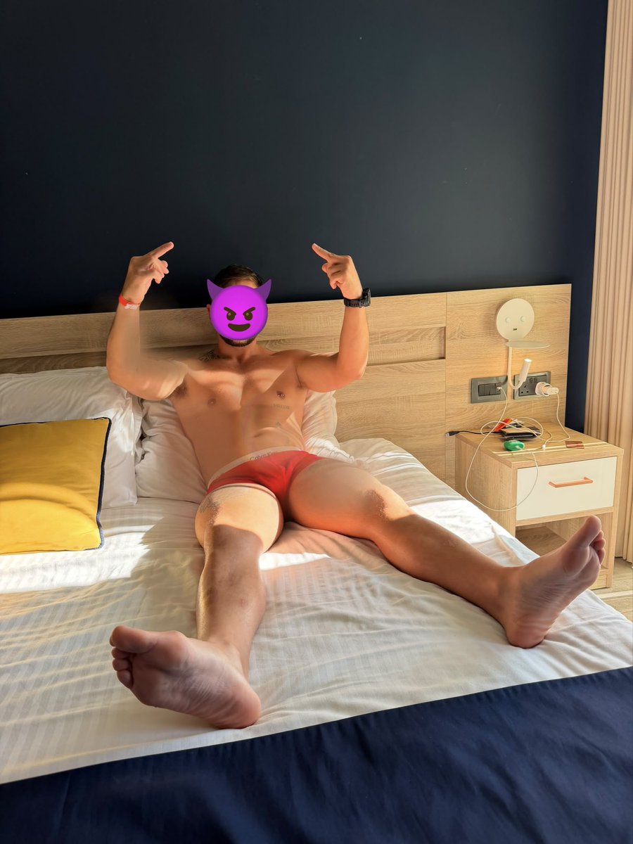 Dominaxtor's tweet photo. Con resaca. 
Pero estoy preparado para beberme todo vuestro dinero. 👉🏻🧎🏻‍♂️ https://t.co/y2QsSXybG9