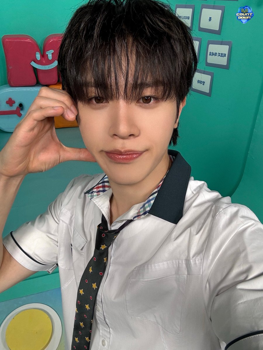 MnetMcountdown's tweet photo. 어제 피팅한 거는 하복 아닌데
ㄴ 제가 오늘 MC석에서 입은 거는 (모교) 하복이었습니다~! 💚

#MCOUNTDOWN #엠카운트다운
#소정환 #TREASURE #계훈 #KickFlip https://t.co/mg9eMk2TmG