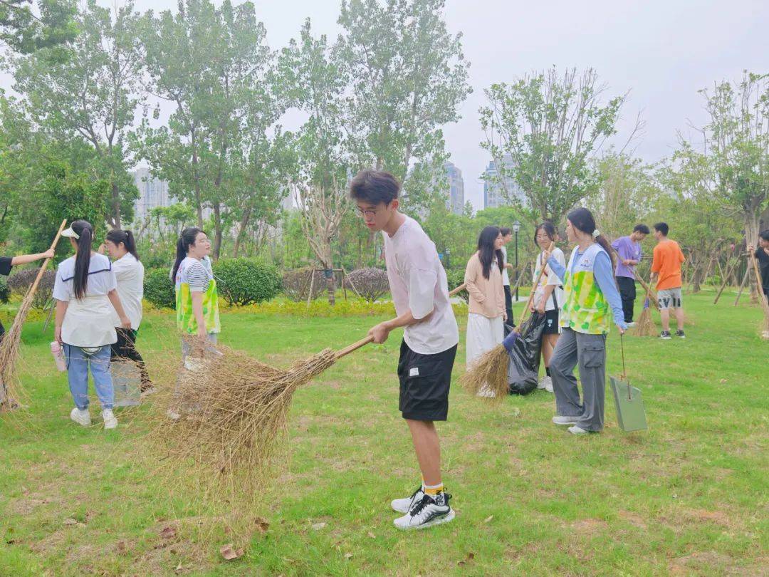 Tabtemps's tweet photo. Join our neighborhood park cleanup this Sat 9am! Gloves u0026 snacks provided—let’s spruce up our community space together. https://t.co/67BxV3Lbrn