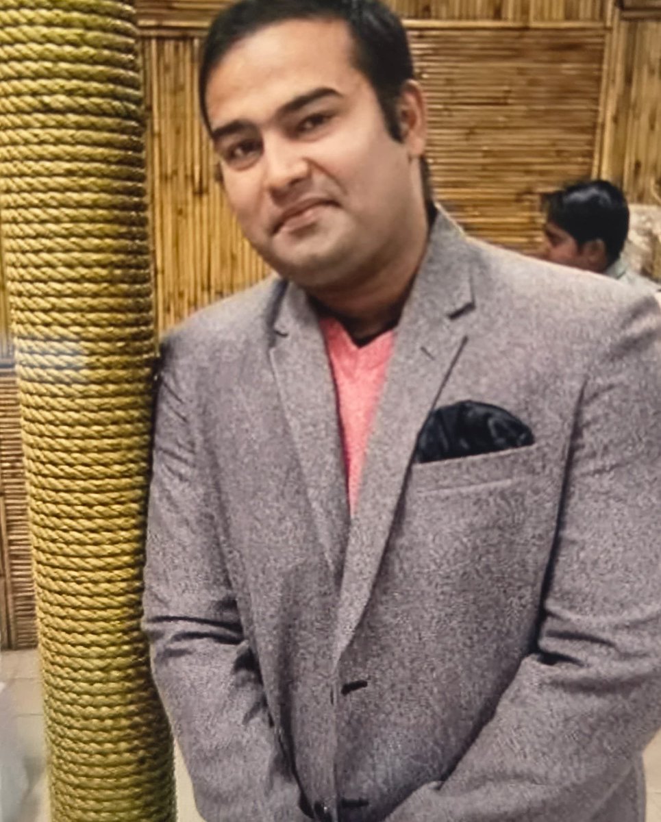 meevkt's tweet photo. "ये है मानस बाजपेई.. जिन्होंने कुछ देर पहले अपनी पत्नी और छोटी बहन की गोली मारकर हत्या की.. उसके बाद खुद को गोली मार कर खुदकुशी कर ली.."

मानस बाजपेई एसबीआई में काम करता था जबकि उसकी पत्नी दिव्या मिश्रा आइसीआइसीआई बैंक में असिस्टेंट मैनेजर थी दोनों के बीच पारिवारिक विवाद था.. दिव्या ने 1 साल पहले मानस से तलाक के लिए कोर्ट में अर्जी दाखिल की थी.. मानस का घर हुसड़िया में है जबकि दिव्या आलमबाग में रहती थी..
आज दोपहर मानस पिस्तौल लेकर दिव्या के गोमतीनगर स्थित बैंक पहुंचा.. उसने दिव्या को फोन करके बाहर बुलाया.. दिव्या बाहर आई.. दोनों में झगड़ा हुआ.. इसके बाद मानस ने दिव्या को दो गोलियां मार दीं..
अस्पताल में दिव्या की मौत हो गई.. उधर, मानस मौके से भाग कर अपने घर पहुंचा.. वहां बहन को गोली मारी.. फिर खुद को भी गोली मार ली.. 
मानस ने पत्नी की हत्या के बाद व्हाट्सएप पर स्टेटस लगाया.. Today I killed my wife as she cheated on me .....now I have to kill myself and my sister...her sister pragya and Bharat nows everything

#Lucknow #Crime #ICICI #SBI #Bank #Murder #Suicide #Police