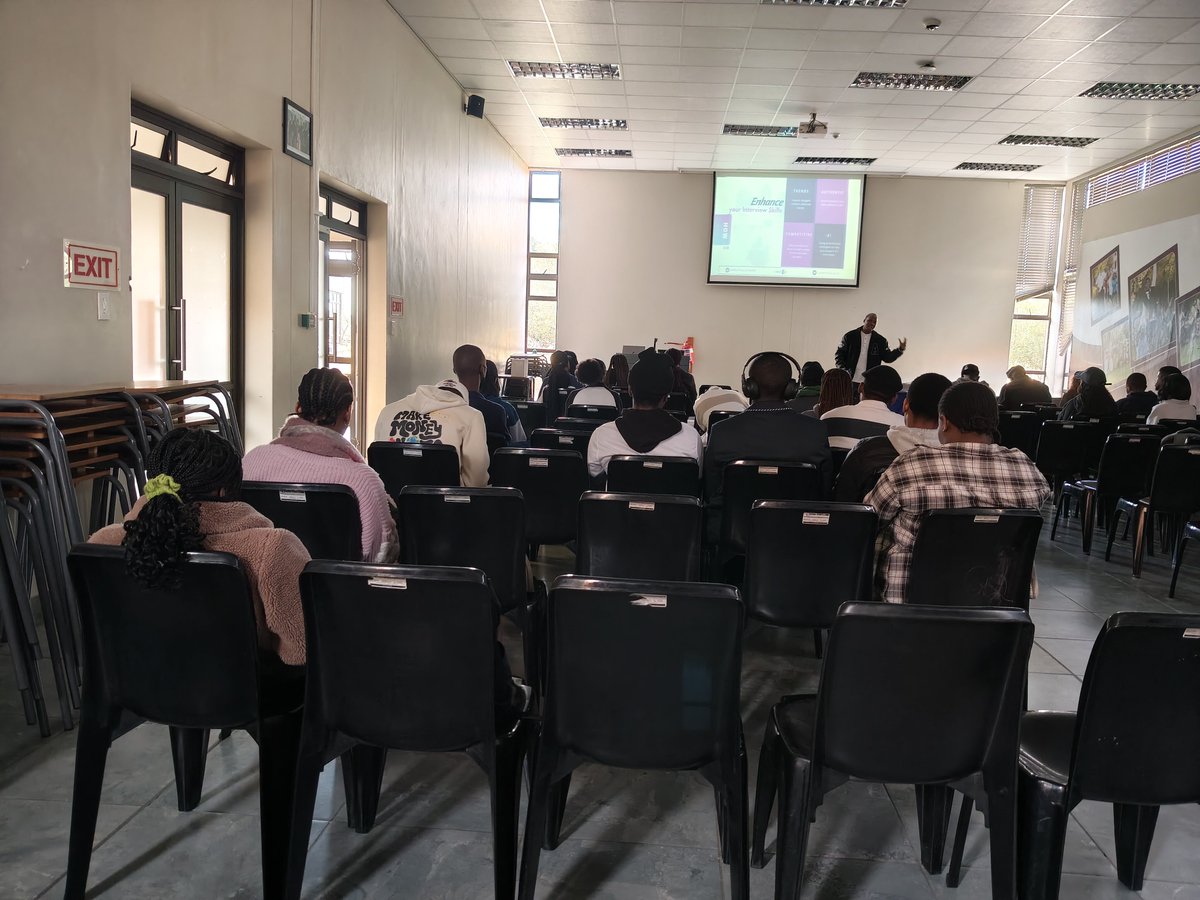 GoldenKey_UFS's tweet photo. All the attendees of ou Glow Up your career event, walked away with an enlightened view of how to approach LinkedIn, the composition of a CV and how to approach an interview. 
#gksa #yesgk https://t.co/Ar94eyCxNQ