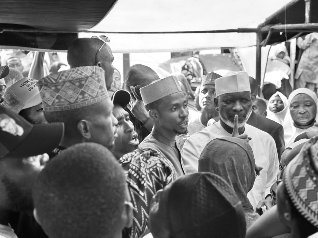 B_ELRUFAI's tweet photo. Update V: (Unguwan Gwari Ward). In the name of Allah, the most Beneficent, the most Merciful. Earlier today, I instructed my team to continue the next phase of our Primary Healthcare Support Initiative with the delivery of medical supplies and 2000 syringes to the Primary Health Care Centre in Unguwan Gwari Ward. As with our previous interventions, the supplies are free to residents of the ward, regardless of ethnicity, religion or political affiliation.

Unguwan Gwari is a predominantly Christian community, and this intervention reinforces our commitment to serving every constituent without discrimination. This follows our support to the PHCs in Unguwar Sarki, Badarawa/Malali and Shaba Wards some weeks ago.

I sincerely appreciate Medical Plastics Limited and my friend, Amir Baba Kusa, for their continued support. We will keep working with partners to strengthen primary healthcare across Kaduna North. In Shaa Allah, we will continue to will supply all the existing PHCs in Kaduna North as we have done in the past. 

Signed
Hon. Mohammed Bello El-Rufai
Member. 
Kaduna North Federal Constituency
Chairman, Committee on Banking Regulations.
August 20, 2026.
