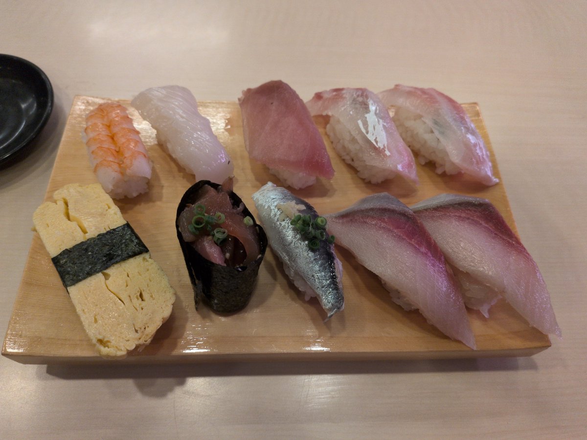 tomo55518's tweet photo. 大分で地物握りセット
980円
とても安い https://t.co/R3INcAXpES