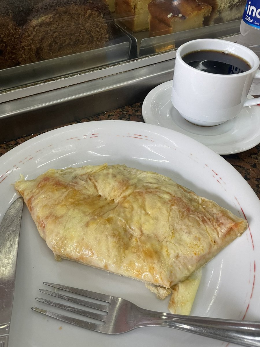 gabrielamdoo's tweet photo. Padaria Imperatriz 🇵🇹 Mais de 100 anos de história e o imbatível retalho de pizza. Massa alta, molho caseiro e sabor inconfundível. 

📍Rua da Imperatriz Teresa Cristina, Recife https://t.co/RWKvIoarnr