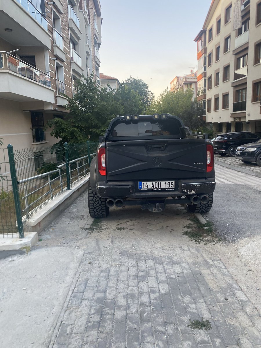 hande83dalman's tweet photo. @altindagbel Aydınlıkevler gökyüzü sokağı trafiğe kapalı alan olmasına rağmen, trafo olmasına rağmen acil bir durumda trafoya müdahale edilmesi gereken durum da bu şekilde otopark olarak kullanılıyor. @Altindag_Zabita https://t.co/C1d8ooF5cT