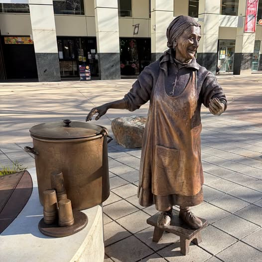 alexja25's tweet photo. "Pani od Zupy" to nowy, piękny pomnik, który pojawił się właśnie w Canberrze, stolicy Australii A co najciekawsze to pomnik ku czci Polki, Stasi Dąbrowski
Urodzona w 1926 Stasia, w latach 60 wyemigrowała z Polski do Australii, gdzie pracowała jako sprzątaczka. Początkowo była także wolontariuszką Australijskiego Czerwonego Krzyża, ale potem wpadła na pomysł, który zmienił jej życie i życie wielu potrzebujących. Od 1979 stworzyła swoją mobilną kuchnię  Przez 6 dni w tygodniu wstawała o piątej rano, jeździła swoim vanem po Canberrze zbierając od firm dary w formie żywności, a następnie gotowała z tego wszystkiego obiady dla bezdomnych i potrzebujących
W latach 1982-2018, w każdy piątek rozstawiała swoje garnki na Civic Square czyli w samym centrum Canberry i wydawała kilkaset porcji zupy i obiadu, na które co tydzień czekało od 300 nawet do 500 osób... Wielokrotnie nagradzana za swoją działalność charytatywną przez rząd Australii i rozmaite fundacje, właśnie doczekała się swojego pomnika, właśnie w tym miejscu, w którym przez prawie 40 lat co tydzień karmiła i dawała nadzieję Piękna postać!