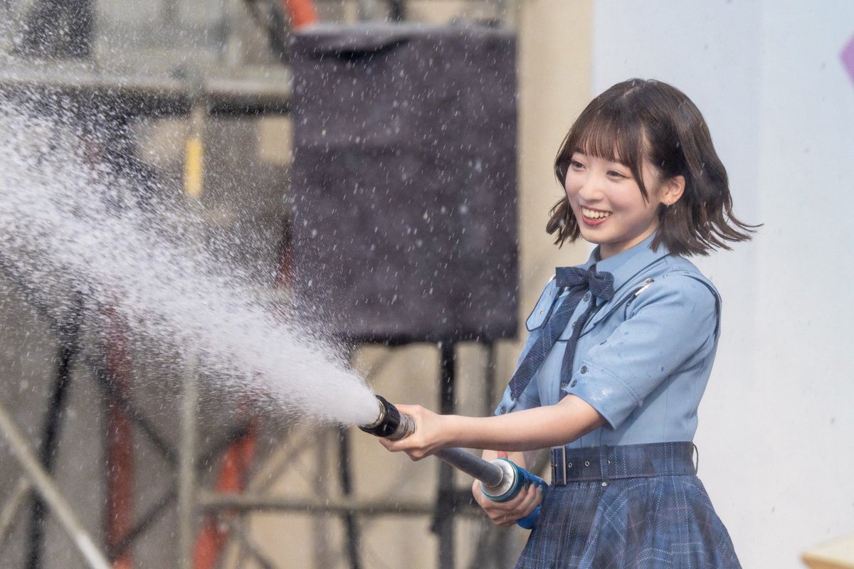 kawase_uta_0227's tweet photo. #よみうりランド での
ゲリラライブ＆放水パーティー🩵

初めましての方もめちゃくちゃ盛り上げてくれて本当に感謝でしたっ！
 #ナナニジ 覚えてくれてありがとう❣️

三四郎さんとのロケも嬉しかった〜！
 #計算外 での放送をお楽しみにっ https://t.co/FNrIsiQ20B