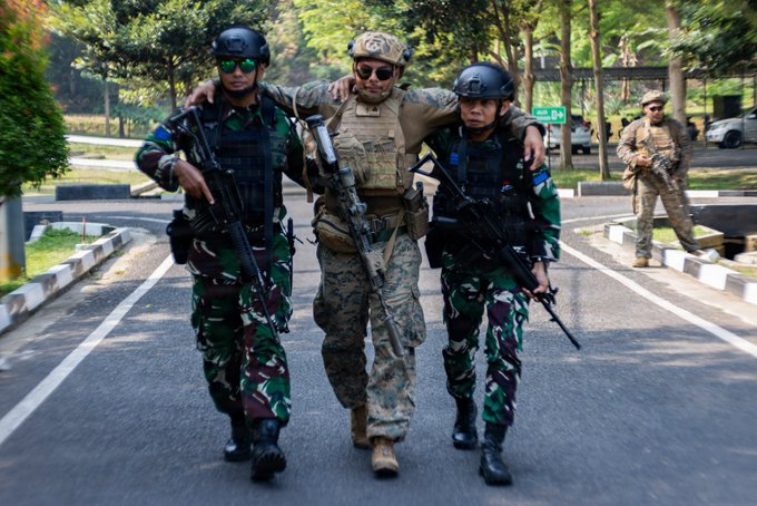 CsisUSAChair's tweet photo. U.S. and Indonesian Marines side by side—building medical readiness, trust, and interoperability. 🇺🇸🤝
#USPACOM #USMC #USNavy #MRFD #KORMAR #TCCC #Medical https://t.co/hKShMr76ll