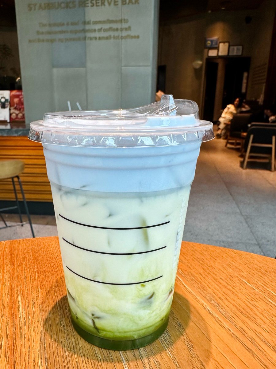 ShaniaRobe59645's tweet photo. Make a quick iced matcha latte at home! Whisk 1 tsp matcha + 2 oz hot water until smooth, pour over ice, top with 8 oz oat milk. Creamy, refreshing, ready in 2 mins.， https://t.co/SdttY1mw5D