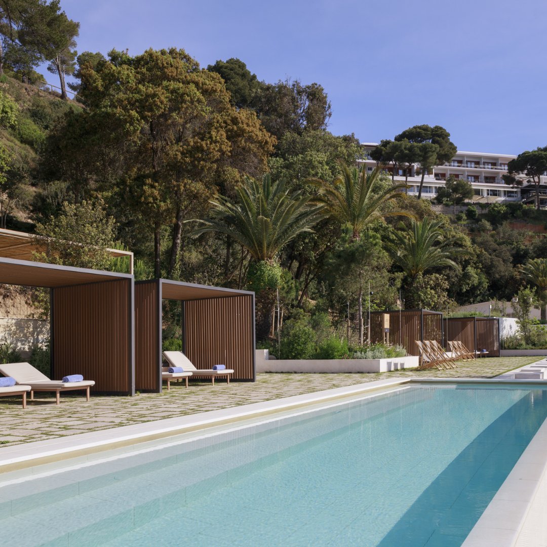Luxury_Spain's tweet photo. Nuestro miembro @H_santamarta  presenta su renovado Beach Club en la playa de Santa Cristina, Costa Brava.

Piscinas, zona infinity para adultos, bienestar, gastronomía mediterránea y acceso directo al mar en un entorno marcado por la privacidad y la calma. https://t.co/iByWiBKEv7