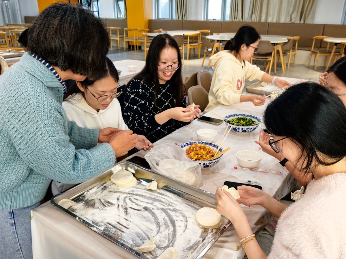 cleaskwspzdxt's tweet photo. My group project teammate brought a whole pot of homemade dumplings to our mid-term review—said "presentation fuel" works 100% better than coffee https://t.co/ewDqK21GS6