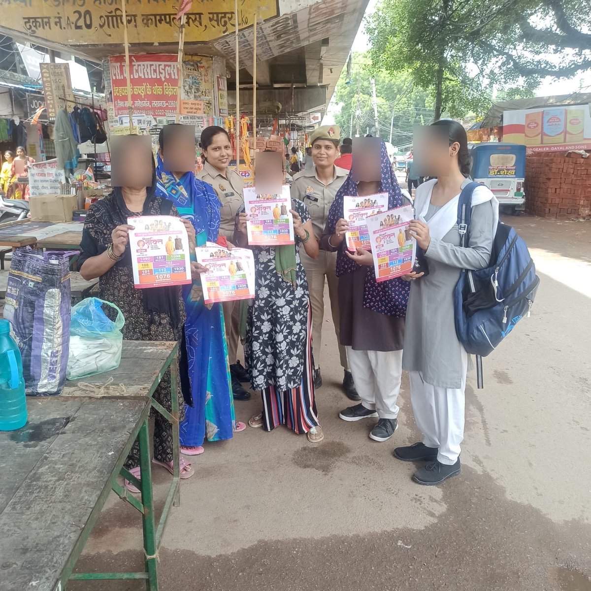 dcpcentrallko's tweet photo. #MissionShakti5-नारी सम्मान की रक्षा, पुलिस का धर्म।
@LkoCp के निर्देशन में @dcpcentrallko के नेतृत्व में थाना कैंट पुलिस टीम द्वारा महिलाओं/बच्चों को मिशन शक्ति/ हेल्प लाईन नम्बर/साइबर जागरुकता के बारे में किया गया जागरूक।
#WomenEmpowerment
#Safe_City
@Uppolice
@wpl1090 https://t.co/L1Dqaskflo