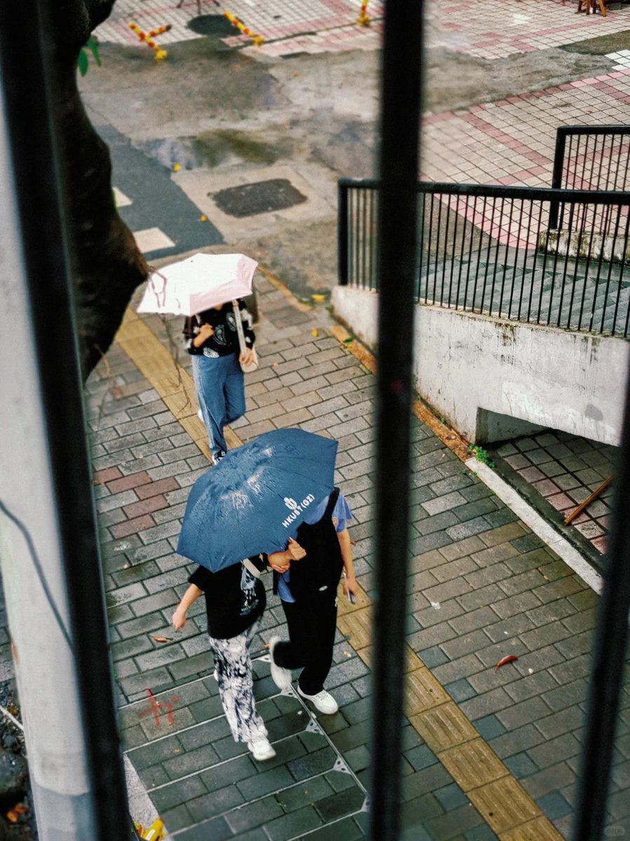 TUGUMEJUSTUS4's tweet photo. A stranger held the door for me in the rain, handed me a warm tissue, and said "Take care"—small acts that made my whole day. https://t.co/mjCdLwk7HT