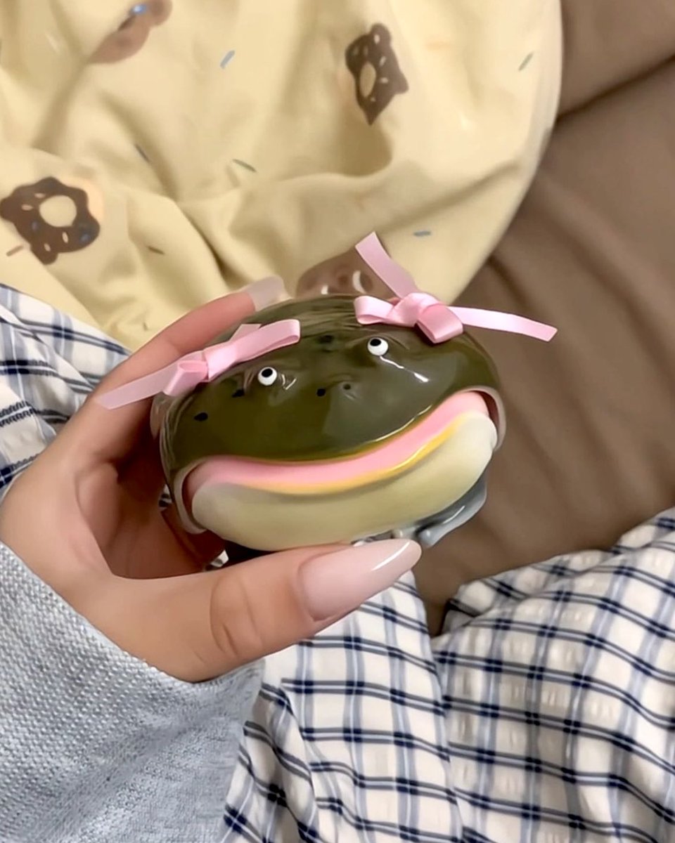 berburushopee's tweet photo. lagi scroll instagram trus nemu kodok lucu bgt, pas dibuka eh ternyata case airpods😭 https://t.co/FxrclWyB0s