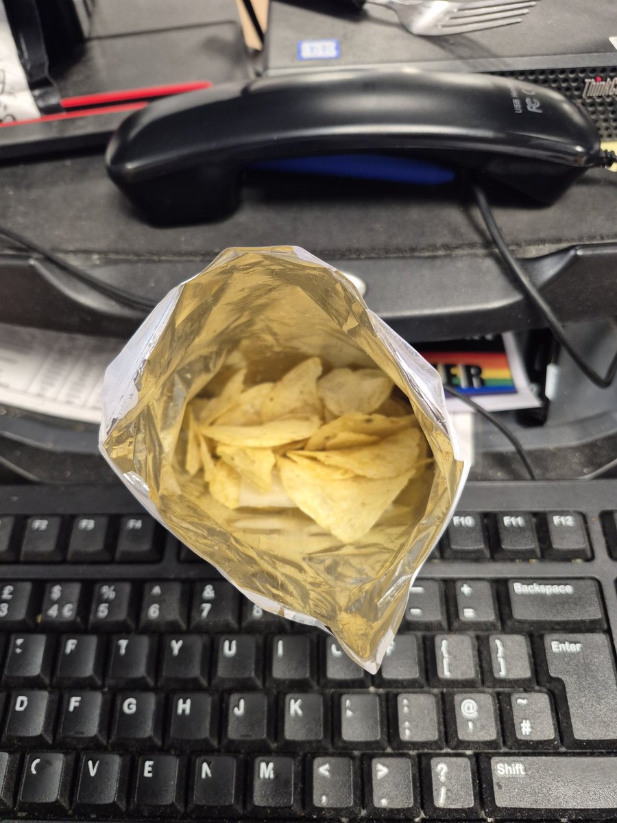 Prestonphonebox's tweet photo. Britain we have a problem. Where has my little blue bag of salt gone? @walkers_crisps have changed the blue bag to a white/clear one which I've struggled to find until eating three quarters of my Salt n Shake crisps. This is a travesty #Bluebag #SaltnShake https://t.co/JEePr90lWQ
