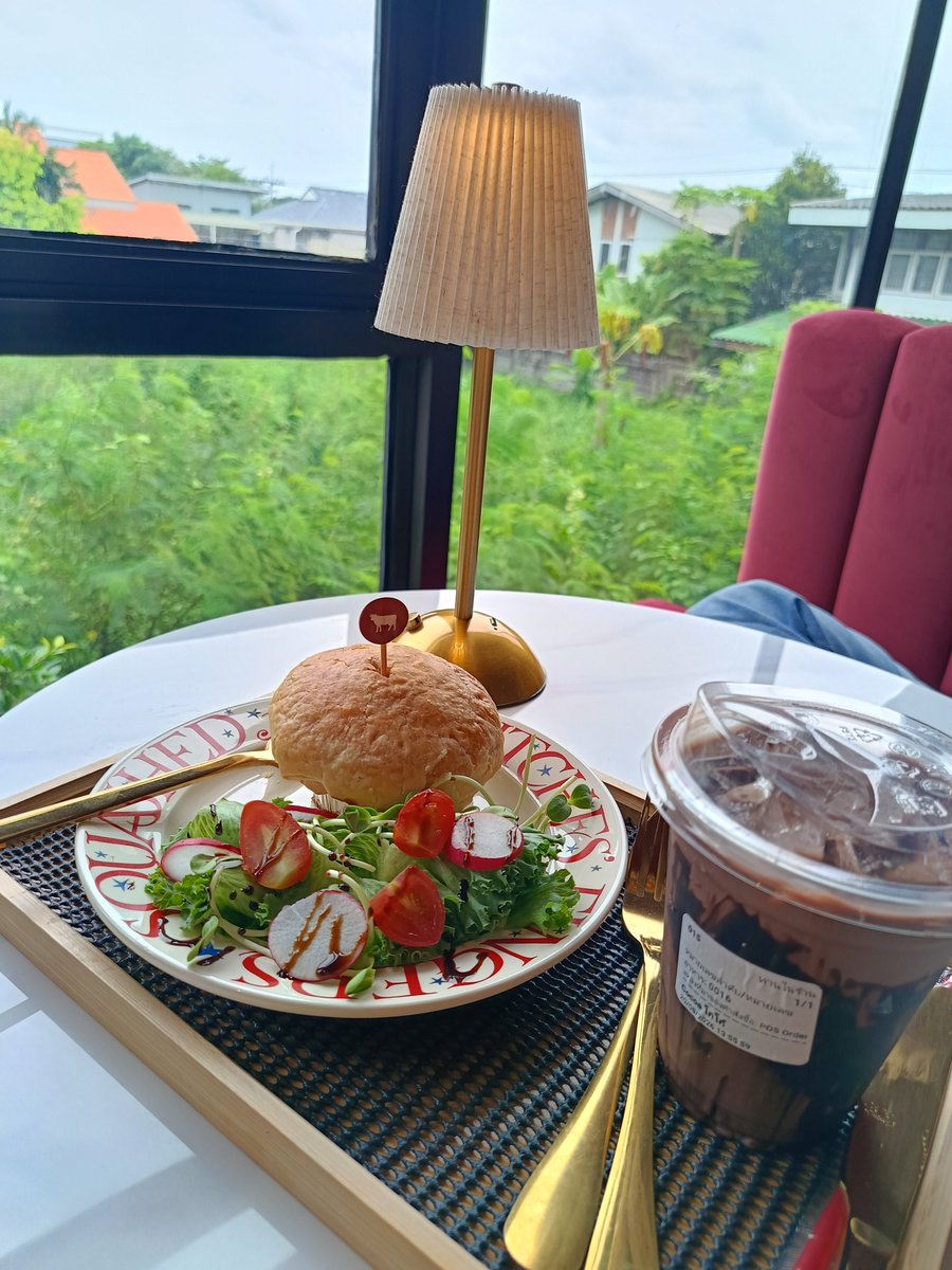 iloveyotsuba2's tweet photo. วันนี้มาดูงานร้านแดงล่ะ โกโก้กับพายเนื้ออร่อยมากกกก 😋
@peckpalit 
#เป๊กผลิตโชค
#PeckPalitchoke https://t.co/hdyY7erppF