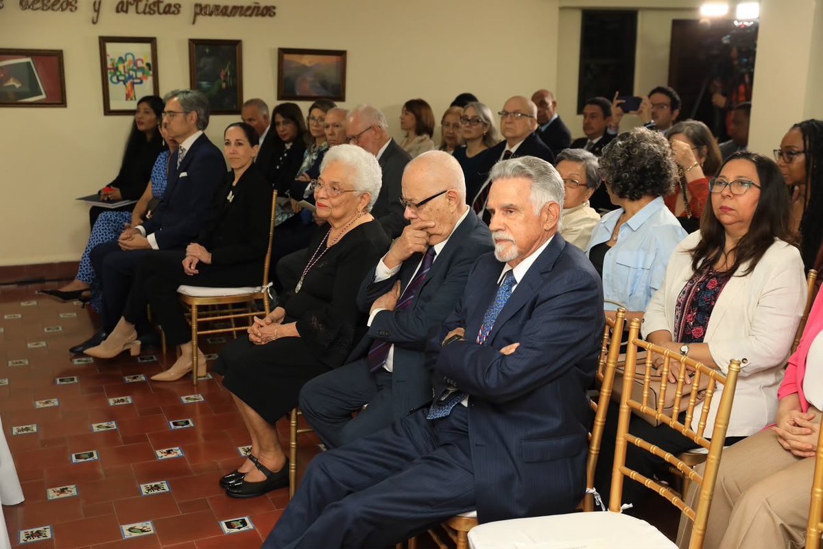 KWCONTINENTE's tweet photo. El presidente @JoseRaulMulino recibió un reconocimiento al mérito y fue nombrado académico honorario de la Academia Panameña de la Lengua, en su centenario. Destacó el valor del idioma en la identidad nacional y los retos de la inteligencia artificial. #NacionalesKW https://t.co/LQ8QZYLypg