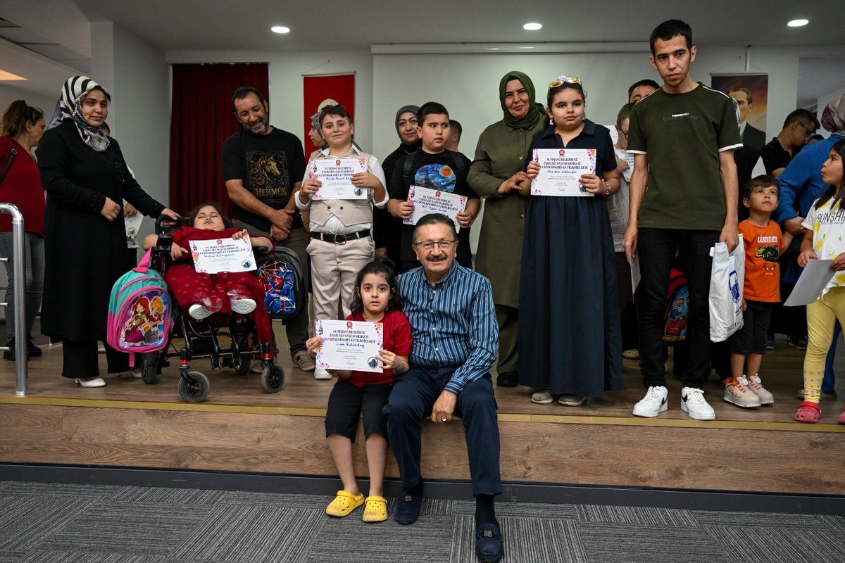 DrVeyselTiryaki's tweet photo. Engelsiz Yaşam Merkezimizin Yaz Dönem Sonu Etkinliği’nde evlatlarımız ve kıymetli aileleriyle bir araya geldik. Yaz kurslarına devam eden özel çocuklarımıza sertifikalarını verdik. ❤️

Şimdi önümüzde yeni hedefler var. Engelsiz Yaşam Merkezimizin yeni eğitim döneminde Uygulama Evimizi hayata geçiriyor, meslek edindirme kurslarımızı çeşitlendiriyoruz.

Engelleri sevgiyle ve dayanışmayla aşıyor, Altındağ’ı herkes için daha güzel bir yaşam alanı yapmak için gece gündüz çalışıyoruz.