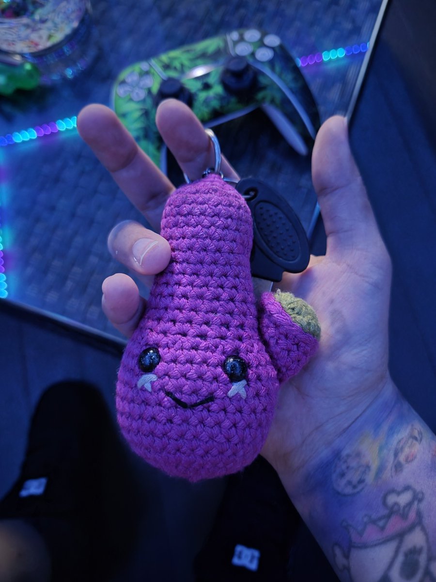 Vikkitori03's tweet photo. 💜🍃💜My key chain💜🍃💜 https://t.co/TCFbSuHyu9