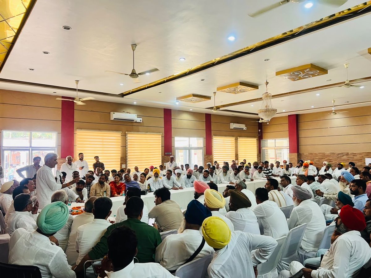 raonarenderinc's tweet photo. आज 📍 फ़तेहाबाद में जिला संगठनात्मक संवाद बैठक के दौरान विधानसभा क्षेत्र फ़तेहाबाद एवं रतिया के कर्मठ कांग्रेस कार्यकर्ताओं और पदाधिकारियों से आत्मीय संवाद कर संगठन की मजबूती एवं आगामी रणनीति को लेकर महत्वपूर्ण चर्चा की।

इस अवसर पर हरियाणा कांग्रेस प्रभारी श्री संजय दत्त जी, विधायक श्री बलवान सिंह दौलतपुरिया जी, जिला कांग्रेस अध्यक्ष श्री अरविंद शर्मा जी, पूर्व विधायक श्री सरदार निशान सिंह जी, पूर्व विधायक श्री प्रह्लाद सिंह जी, AICC सचिव श्री विनीत पूनिया जी सहित अनेक वरिष्ठ नेतागण उपस्थित रहे।

@INCIndia 
@kharge 
@RahulGandhi 
@priyankagandhi 
@kcvenugopalmp 
@SanjaySDutt 
@INCHaryana