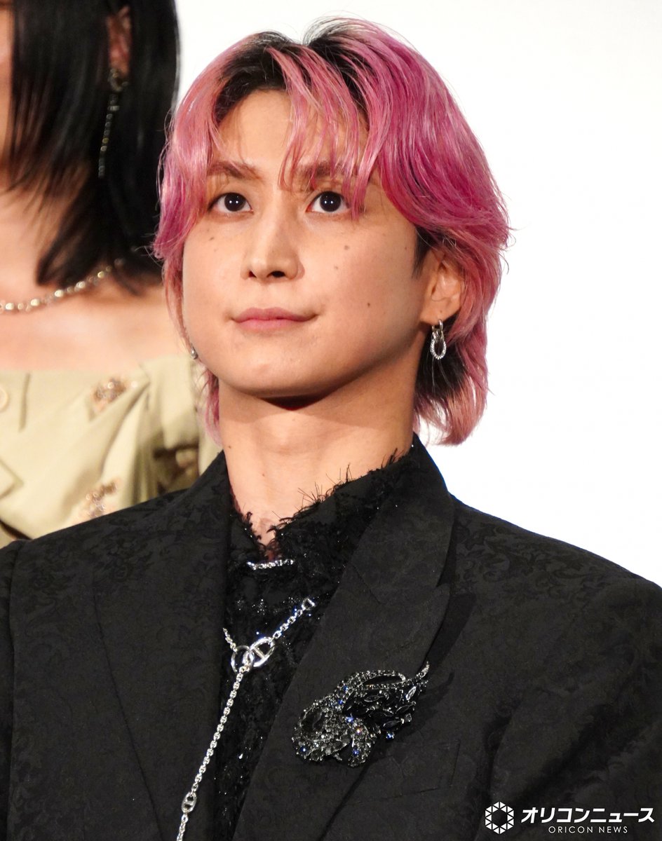 oricon's tweet photo. Snow Man 佐久間大介
映画撮影でヤドカリに夢中💭❣️
倉悠貴が証言🗣️
「この人どんだけ元気なの？」

@movie_matching
#映画マッチング 

https://t.co/6HIswE2tC8 https://t.co/EwOf19NvVS