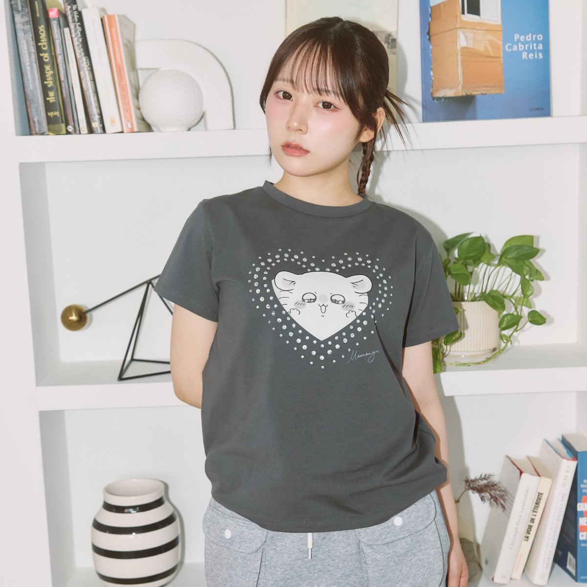 chiikawa_market's tweet photo. 🌱新商品🌱

『箔プリントTシャツ DECO（M／L）（みんな）』　各4,400円(税込)
『ラインストーンTシャツ DECO（M／L）（全2柄）』　各4,950円(税込)

主役級の きらきらTシャツ👕
おもわず目をひく まぶコーデに💫

#ちいかわマーケット では
8/21(金)11時発売🌱

#ちいかわ https://t.co/ZXr9rv2qQi