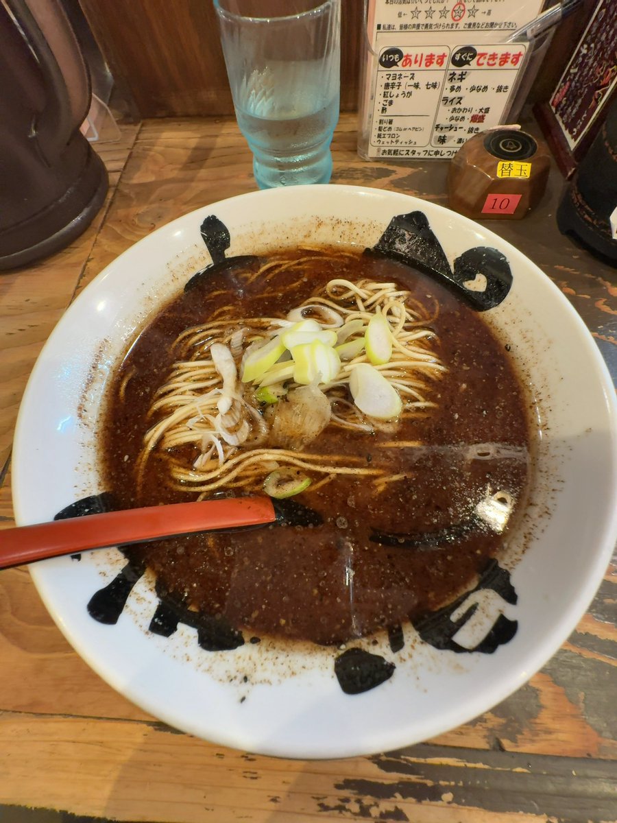 madagnk's tweet photo. 今夜は盛岡冷麺を食べると決めていましたが、暖かいラーメンが食べたくなり熊本ラーメン
替え玉もお願いし満腹 https://t.co/HDmxosNpP4