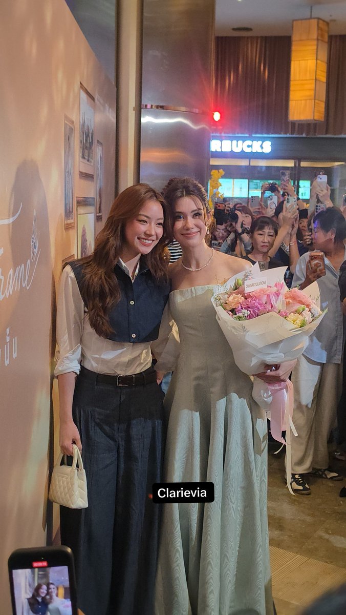 lalinalenaph's tweet photo. Today just became extra special because Lena's kiddo is here ✨🦋🧸

LENA AT FIRST FRAME PREMIERE
#HerinFramePremiereNight
#LalinaLena #ลีน่าลลินา https://t.co/Ffe0Gsj0pt