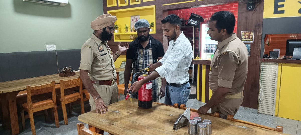 rampurfire's tweet photo. श्रीमान सीएफओ महोदय रामपुर के आदेशानुसार जनपद रामपुर में संचालित होटल, रेस्टोरेंट, पे���्रोल पम्प, स्कूल आदि में प्रचार प्रसार करते हुए अग्निशमन यंत्रों को चलाने हेतु प्रशिक्षण प्रदान किया गया एवम् आग से बचाव संबंधी दिशा निर्देश दिए गए। https://t.co/XUM7uYByF9