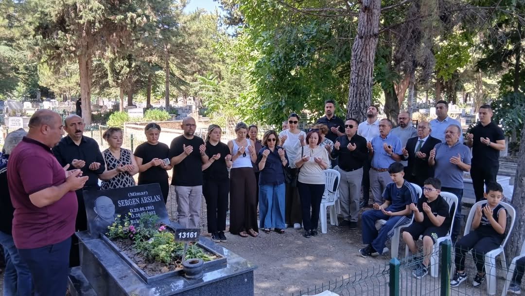 merzifonbld's tweet photo. Belediye Meclis Üyemiz, kıymetli yol arkadaşımız Sergen Arslan’ı, vefatının yıl dönümünde kabri başında dualarla andık. https://t.co/yxppm5xR8T