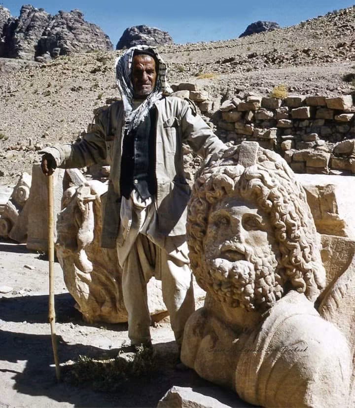3rab_vision's tweet photo. Dushara, chief god of the Arabs and consort of al-Lat, was compared to Zeus in mythology. A shrine dedicated to him near Rome reflects the reach of Arab influence and trade networks linking Petra with the Mediterranean, Europe, North Africa, Yemen, India, and China.

Petra, 1965 https://t.co/WcS0Q6eVjr