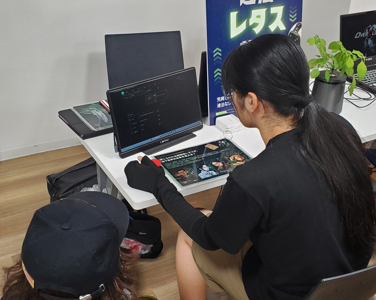 UnderGreenJP's tweet photo. #九州学生ゲーム大祭
交代交代ですごく面白がって遊んでくれて「できたら買います！」といってくれたお二人でした。開幕しばらくしてからどんどん人が増えて、結局昼休憩もなくいろんな人にいろんな意見をいただけて、とても貴重な場でした。周囲のブースもにたような感じで、すごくよかったです。 https://t.co/sUb2VjwSvQ