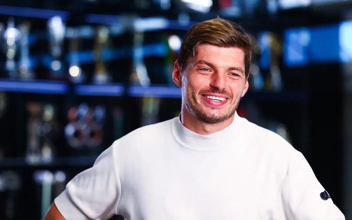 LeSprintEdition's tweet photo. « Je pense que j’étais plus proche de la retraite que de changer d'équipe. » 😅

Max Verstappen, après sa prolongation de contrat avec Red Bull et les différentes rumeurs ces derniers mois.

#F1 #DutchGP https://t.co/D8MTrkEP5K