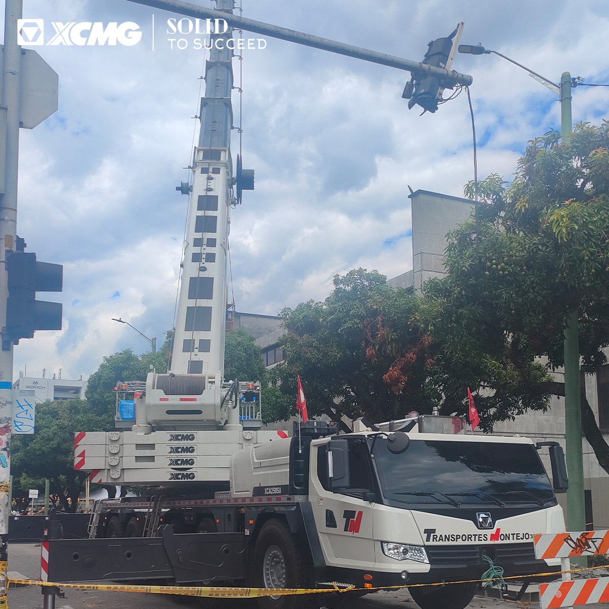 XCMG_Crane's tweet photo. XCMG cranes and local tech teams are on the ground in Colombia, clearing debris & supporting vital earthquake rescue efforts. #XCMG #Colombia #crane #XCMGCrane #SolidtoSucceed https://t.co/8Tz4ylsojG