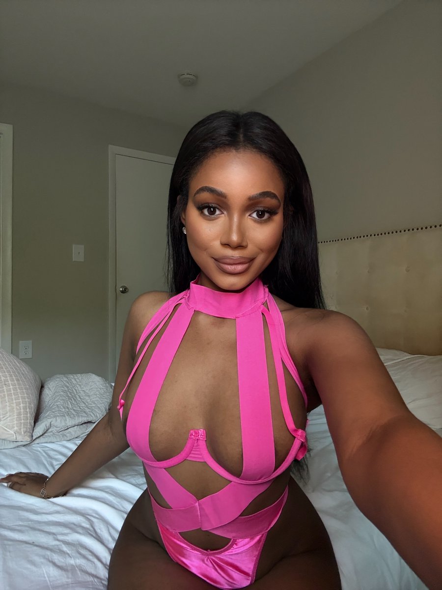 DaniBotticelli's tweet photo. you like my outfit? https://t.co/0Wdsf8Bhrk