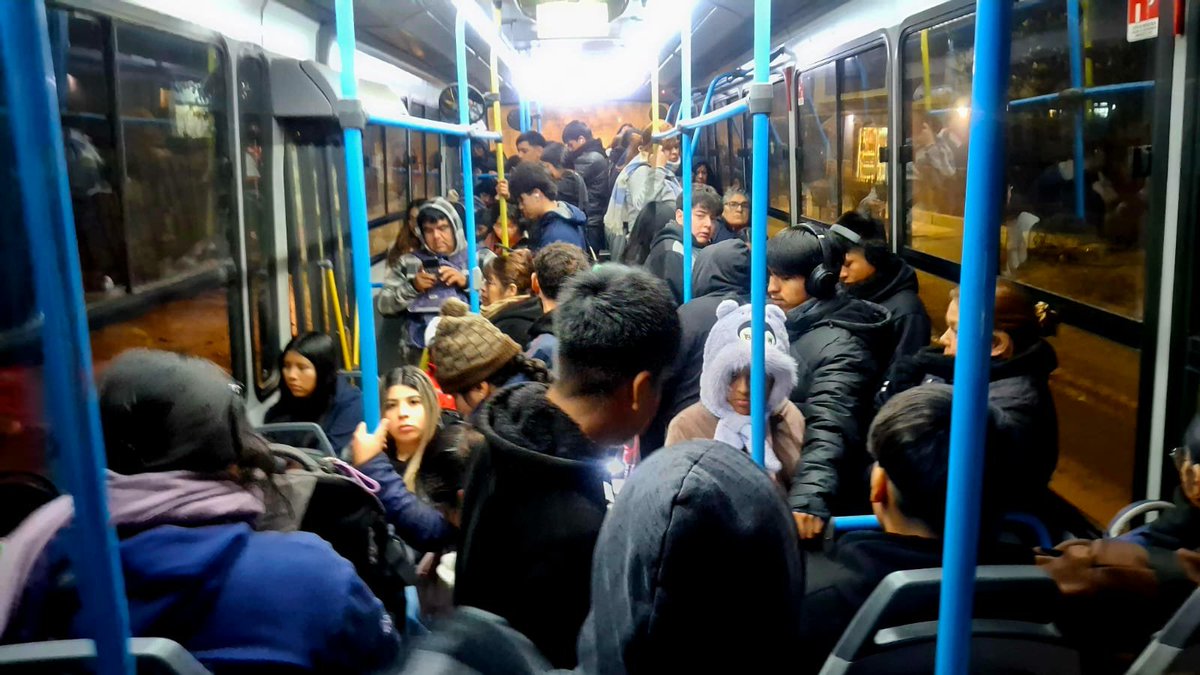 leoguevara80's tweet photo. #VERGÜENZA #Cordoba "subimos hasta 80 personas por coche" La confesión de uno de los choferes de la línea 51 de la empresa #SiBus única que entra a la zona de barrio Nuestro Hogar. La gente viaja como puede amontonada sino llegan tarde. Movil @radiomitrecba. https://t.co/eOk6JPLd6n