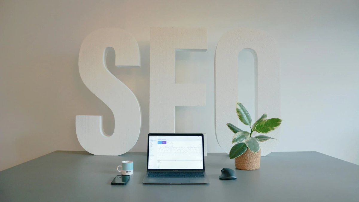 RenatooDesign's tweet photo. Der teuerste Fehler beim Website-Relaunch dauert drei Sekunden:

Das „noindex" aus der Entwicklungsphase bleibt drin.

Seite ist live, sieht top aus — und sagt Google wochenlang: bitte nicht anzeigen.

Die komplette Checkliste: https://t.co/smHdaC4pVX https://t.co/9Y2VxmVtDg