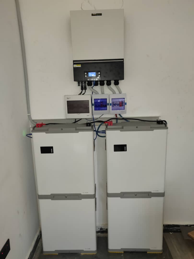 SolidRun's tweet photo. ⚡️ Ajah, Lagos Installation — Aug 2026

☀️ 11.825 kWp Solar Array 🔌 12 kW Hybrid Inverter 🔋 600 kWh Battery Storage
Delivering robust capacity and round-the-clock power reliability. 🇳🇬🔋 #SolarEnergy #PowerEngineering #CleanEnergy #Lagos https://t.co/J2aOAtlNdH
