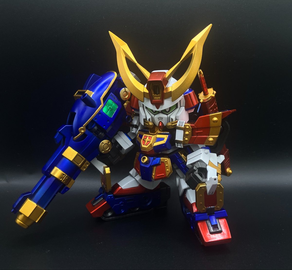 hidekiyam's tweet photo. レジェンドBB体型
剛熱機械師 剛熱機械師駄舞留精太 完成です！！

主な工作

全体:LGBB武者に剛熱を着せる
頭:LGBB受を埋込
胴:胸、腰、腹部砲を分離
肩:肩鎧に合わせて3Dプリで新設
脚:LGBB騎士の脚軸を埋込/ネオジム接続
刀:刀身を3Dプリで延長

思いの外カッコ良く出来た！！

#BB戦士 #SDガンダム https://t.co/VTz7XLibGI