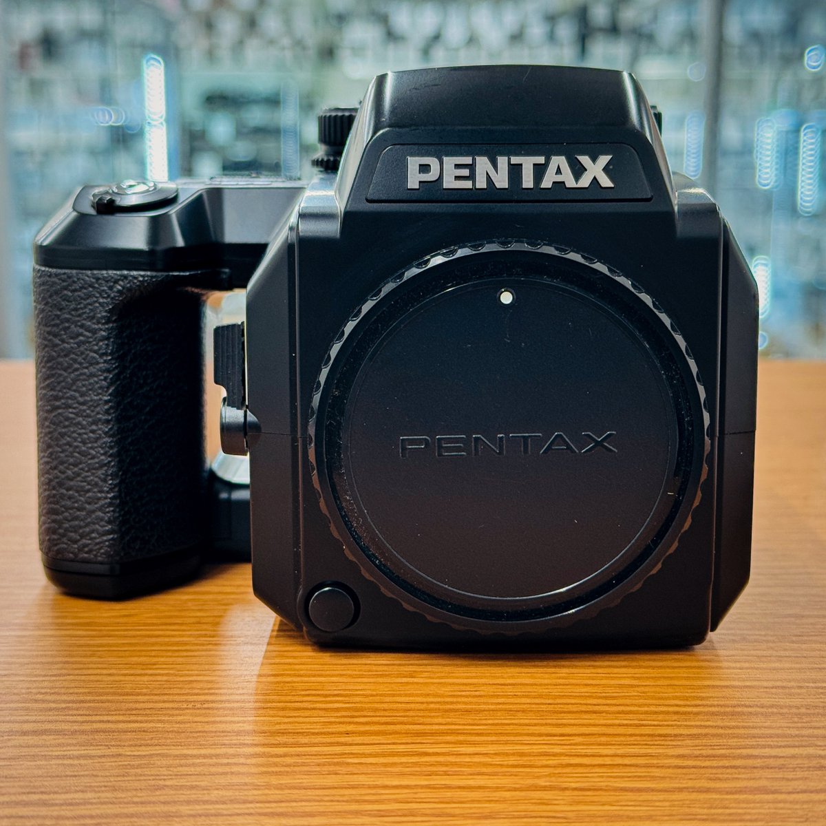 dkcamera2027's tweet photo. Great camera available.
PENTAX 645N
A medium format film camera combining rich image quality with the convenience of autofocus.
A great choice for photographers who want to enjoy medium format film with easier handling.
#PENTAX #645N #MediumFormat #FilmCamera #TaxFree https://t.co/2YynZ4qF9K