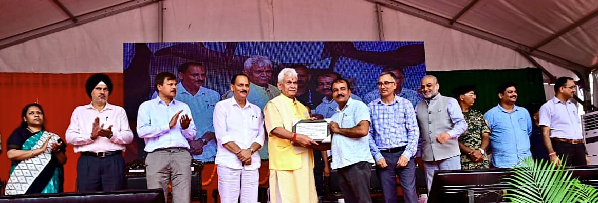 manojsinha_'s tweet photo. Today, visited Karol Krishna, a border village in Kathua district which comes under the Vibrant Villages Programme. I always believe that this land is not India’s last village but it is India’s first village and the gateway where our nation begins.
Border villages are the frontline of India’s identity. Under the leadership of Hon'ble PM Shri Narendra Modi Ji, the border villages of Jammu Kashmir are no longer on the margins but they are now at the center of development. Roads, electricity, telecom, and education have reached every home.