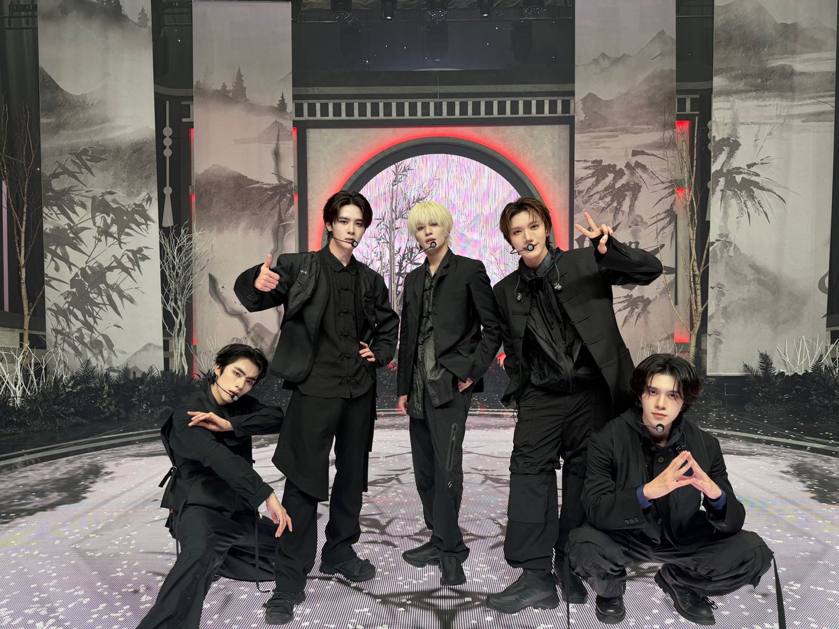 detii0730's tweet photo. Sedih banget WayV promo di music show-nya udahan! 😭😭😭 

You guys did a great and amazing performance as always WayV! Love youuuu 😭😭✨️🥰

Music Bank ✅️
Music Core ✅️
Inkigayo ✅️ https://t.co/9B3hcMoedc
