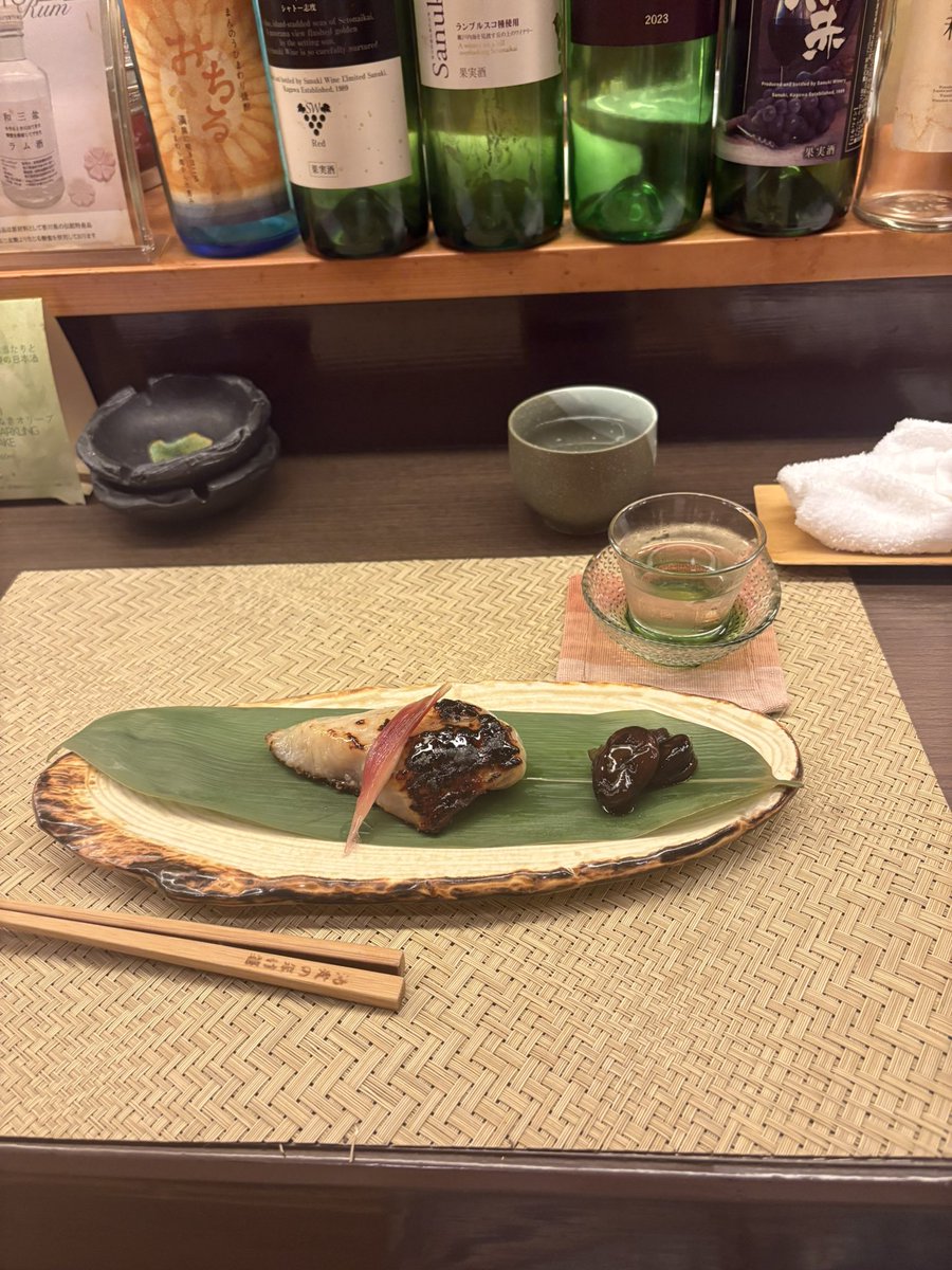 ponzu3rd's tweet photo. 焼き魚でキビレが出てきた😳
クロダイ＞キビレってイメージだったけどめちゃくちゃ美味しい😳
西京焼きみたいに味噌につけてあるみたい🤔
添えてあるのは醤油豆と言うらしい
そら豆を醤油に漬けた郷土料理

おすすめの日本酒で出してもらったオリーブ酵母の日本酒が美味しい😋 https://t.co/Y0QCHbVQmN
