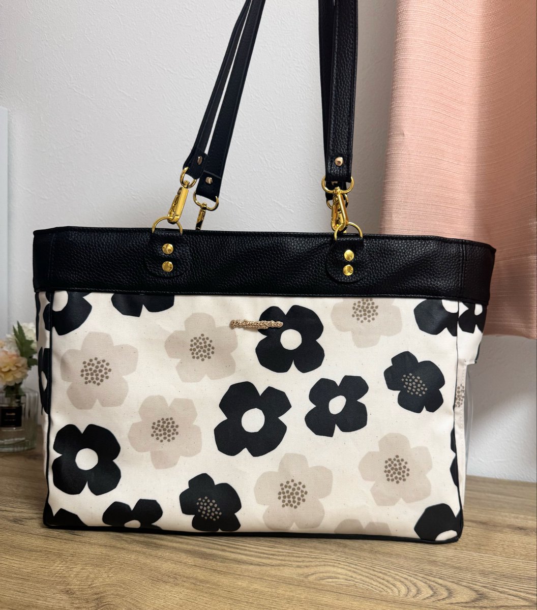 35FullFleur8_26's tweet photo. 試作を兼ねて友達へのプレゼント用にバッグを作りました👜

いつでも推しぬいと一緒にお出かけできるように普段使いしやすいデザインにしました✨
（ぬいは写真のために子どもから借りてます）
気に入ってもらえるといいな😊

#ハンドメイド　#推し活　#ぬい活　#手作りバッグ https://t.co/M3oow8VH7X