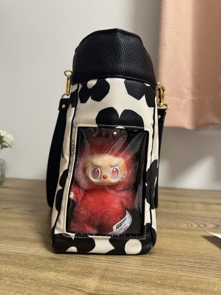 35FullFleur8_26's tweet photo. 試作を兼ねて友達へのプレゼント用にバッグを作りました👜

いつでも推しぬいと一緒にお出かけできるように普段使いしやすいデザインにしました✨
（ぬいは写真のために子どもから借りてます）
気に入ってもらえるといいな😊

#ハンドメイド　#推し活　#ぬい活　#手作りバッグ https://t.co/M3oow8VH7X
