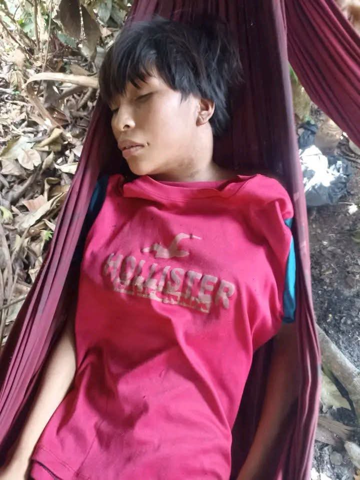 Fritz_A_Sanchez's tweet photo. #Urgente #Venezuela 

🚨 Emergencia en Alto Orinoco 
       Indígenas en estado Crítico 

El capitán indígena yanomami Eliseo Silva denuncia la crítica situación de salud de varios hermanos indígenas del municipio Alto Orinoco, quienes requieren ser trasladados con urgencia a Puerto Ayacucho

El líder indígena advierte que llevan casi un mes esperando apoyo para el traslado, mientras en la región ya escasean los insumos médicos y no existen condiciones adecuadas para atender a los pacientes

Hace un llamado a las autoridades nacionales, regionales y municipales a actuar de inmediato. La salud y la vida de estas comunidades indígenas no pueden seguir esperando...

#Venezuela #Yanomami #Salud #AltoOrinoco