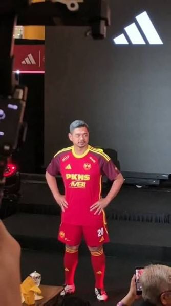 Solisidtor's tweet photo. Buat genz yang tak kenal siapa pakcik ni, ni Bambang Pamungkas bekas penyerang Selangor 20 tahun lepas. Walaupun kejap je dia kat Selangor tapi dia meninggalkan kesan yang besar pada peminat bola sepak selangor. Gandingan dia dengan Elie Aiboy dulu mmg deadly. https://t.co/ynOVrGJGJP