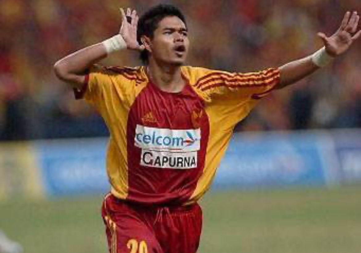 Solisidtor's tweet photo. Buat genz yang tak kenal siapa pakcik ni, ni Bambang Pamungkas bekas penyerang Selangor 20 tahun lepas. Walaupun kejap je dia kat Selangor tapi dia meninggalkan kesan yang besar pada peminat bola sepak selangor. Gandingan dia dengan Elie Aiboy dulu mmg deadly. https://t.co/ynOVrGJGJP